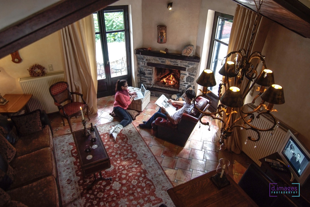 Φωτογράφιση ξενοδοχείου σαλόνι βίλας με τζάκι