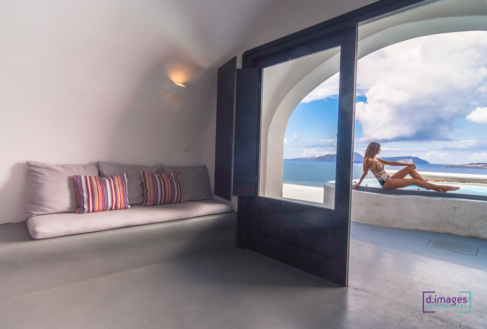 φωτογράφιση ξενοδοχείου σουίτας με πελάτισα στη πισίνα